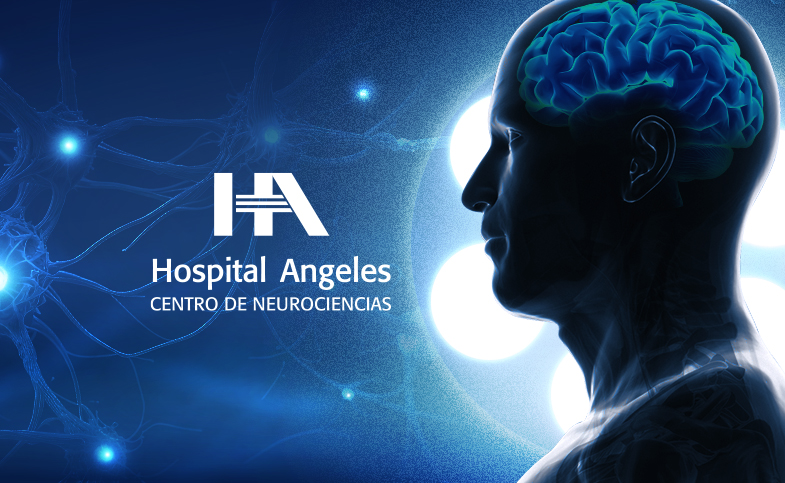 Tres médicos dentro de un quirófano en un procedimiento de cirugía robótica. Uno sentado frente a la consola de control y dos operando.