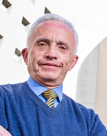 Es la foto de perfil de un médico gastroenterólogo, cirujano general y coloproctologo de Hospital Angeles lomas en Huixquilucan. Está sonriendo y tiene los brazos cruzados. 