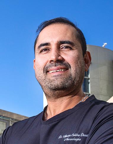 Es la foto de perfil de un cirujano neurológico en Ciudad de México de Hospital Angeles Lindavista. Tiene el cabello y barba negra. Usa una playera negra. 