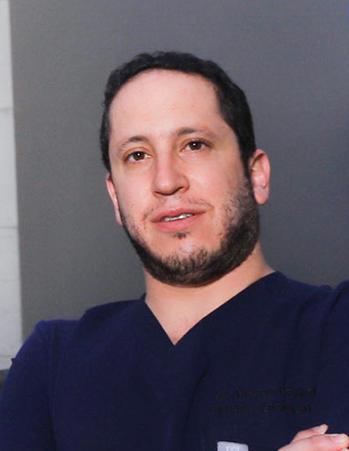 Es la foto de perfil de un médico especialista en gastrocirugía, endoscopía y cirugía general en Huixquilucan. Tiene el cabello y barba negra. 