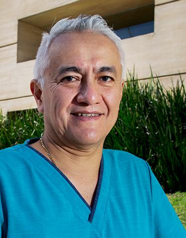 Es la foto de perfil de un internista, fisiólogo digestivo y endoscopista en Ciudad de México de Hospital Angeles Lindavista. Tiene el cabello canoso. 