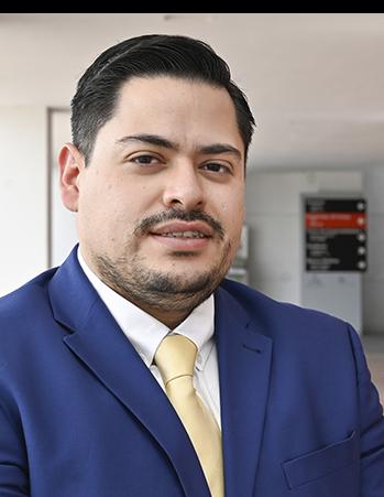 Es la foto de perfil de un neumólogo en León de Hospital Angeles León. Usa un saco azul marino con camisa blanca y una corbata amarilla.