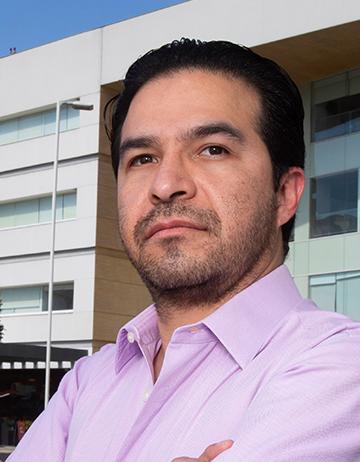 Es la foto de perfil de un ginecólogo y obstetra en Ciudad de México de Hospital Angeles. El especialista viste una camisa de color lila, tiene barba y cabello negro, está cruzado de brazos. Nuestro médico brinda sus servicios en el hospital Acoxpa y en Clínica Londres.