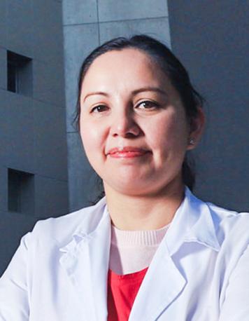 Es la foto de perfil de una inmunóloga y alergóloga en Huixquilucan. Tiene el cabello negro y recgido en una coleta. Usa una bata blanca y un sueter rojo.