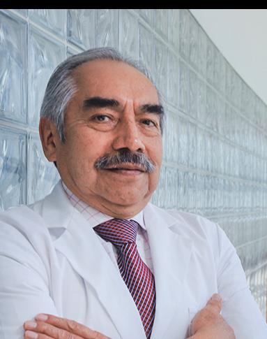 Es la foto de perfil de un pediatra en Huixquilucan. Tiene el cabello gris. Usa una bata blanca y una corbata roja.