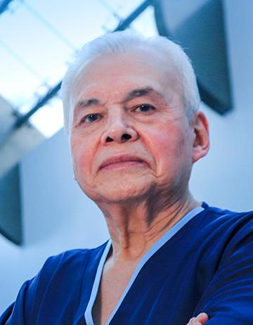 Es la foto de perfil de un pediatra especializado en endocrinología pediátrica en Huixquilucan. Usa un uniforme azul marino, es canoso y tiene los brazos cruzados. 