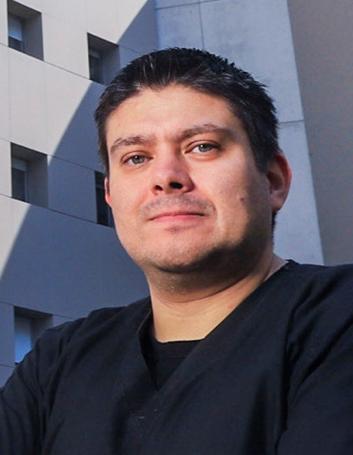 Es la foto de perfil de un internista e infectólogo en Huixquilucan. Tiene cabello oscuro, no tiene barba ni bigote, está sonriendo. 