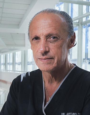 Es la foto de perfil de un pediatra y neonatólogo en Huixquilucan. Usa un uniforme negro, tiene cabello canoso y tez morena. 