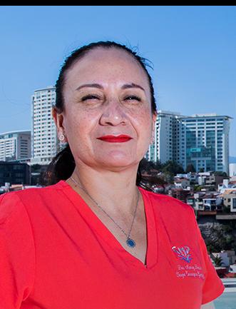 Es la foto de perfil de una ginecóloga y obstetra en Huixquilucan de Hospital Angeles Lomas. Usa un uniforme rojo con cuello V, está sonriendo y tiene un collar con un dije redondo.