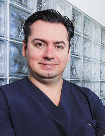 Es la foto de perfil de un endoscopista especializado en cirugía general en Huixquilucan de Hospital Angeles Lomas. Tiene cabello negro, no tiene barba ni bigote, es de tez blanca y está sonriendo suavemente. 