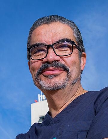 Es la foto de perfil de un pediatra y neonatólogo en Huixquilucan de Hospital Angeles Lomas. Usa lentes, tiene cabello canoso y usa un uniforme médico. 