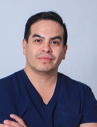 Es la foto de perfil de un endoscopista en Ciudad de México de Hospital Angeles Universidad. Usa un unidorme médico color azul fuerte. Tiene los brazos cruzados y está serio.