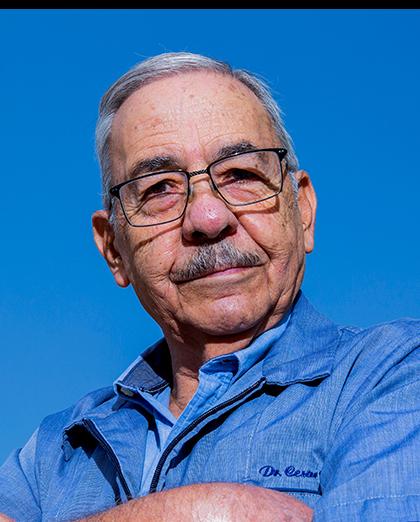 Es la foto de perfil de un cirujano general especializado en gastrocirugía en Huixquilucan de Hospital Angeles Lomas. Usa una camisa, tiene lentes y es canoso. 