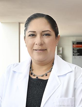 Es la foto de perfil de una endocrinóloga pediátrica en León de Hospital Angeles León. Utiliza una bata blanca, blusa negra, collar plateado y tiene el cabello recogido.