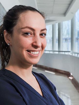 Es la foto de perfil de una ginecóloga y obstetra en Huixquilucan de Hospital Angeles Lomas. Usa un uniforme de color azul marino, tiene el cabello recogido y está sonriendo.
