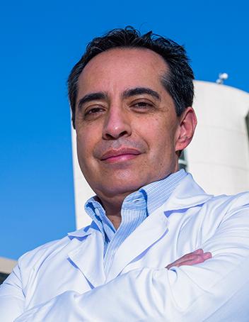 Es la foto de perfil de un pediatra neonatólogo en Huixquilucan de Hospital Angeles Lomas. Usa bata blanca y camisa. 