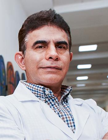 Es la foto de perfil de un otorrinolaringólogo en Ciudad de México de Hospital Angeles Lindavista. Tiene el cabello café. Usa una bata blanca y una camisa de cuadros.