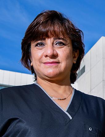 Es la foto de perfil de una pediatra y neonatóloga en Huixquilucan de Hospital Angeles Lomas. Tiene el cabello oscuro y de fondo se encuentra el hospital. 