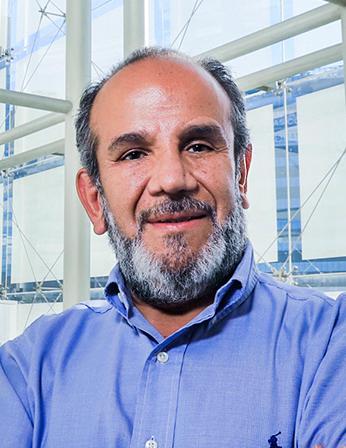 Es la foto de perfil de un cirujano plástico en Huixquilucan de Hospital Angeles Lomas. Usa una camisa azul, tiene cabello canoso y barba blanca.