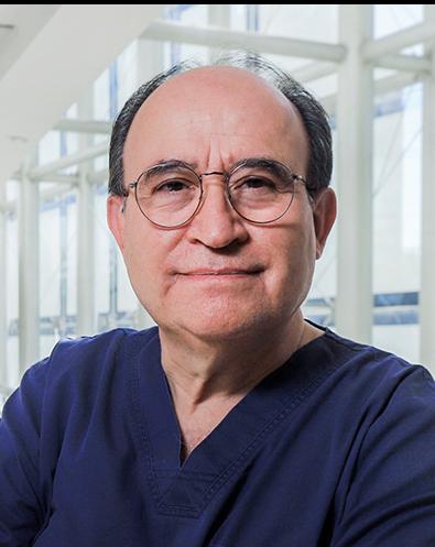Es la foto de perfil de un ginecólogo y obstetra en Huixquilucan de Hospital Angeles Lomas. Usa un uniforme azul marino, lentes y está sonriendo.