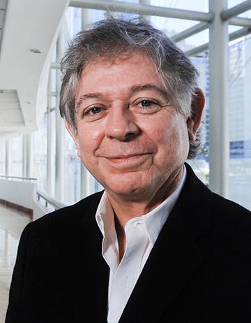 Es la foto de perfil de un dermatólogo en Huixquilucan de Hospital Angeles Lomas. Usa un saco negro con camisa blanca, tiene el cabello canoso y está sonriendo.