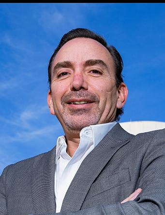 Es la foto de perfil de un otorrinolaringólogo en Huixquilucan de Hospital Angeles Lomas. Usa un saco gris oscuro, tiene una camisa blanca y los brazos cruzados.