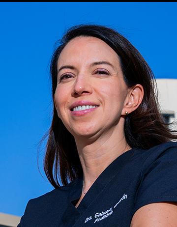 Es la foto de perfil de una pediatra en Huixquilucan de Hospital Angeles Lomas. Usa un uniforme negro con cuello V, es de tez morena, tiene cabello largo lacio y castaño oscuro.