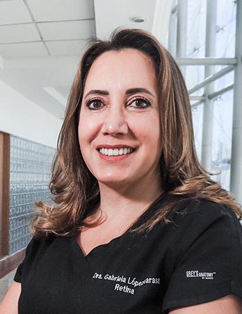 Es la foto de perfil de una oftalmóloga en Huixquilucan de Hospital Angeles Lomas. Usa un uniforme negro con cuello V, tiene el cabello castaño claro con luces rubias, está sonriendo.