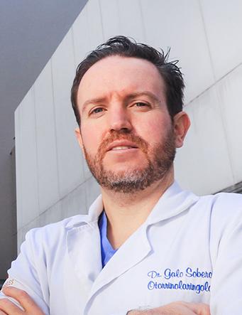 Es la foto de perfil de un otorrinolaringólogo en Huixquilucan de Hospital Angeles Lomas. Usa una bata blanca, es de tez blanca y tiene el cabello castaño claro.