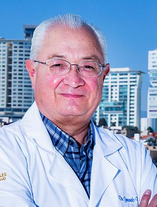 Es la foto de perfil de un ginecólogo y obstetra en Huixquilucan de Hospital Angeles Lomas. Usa una bata blanca con una camisa azul con cuadros, tiene lentes y el cabello canoso.