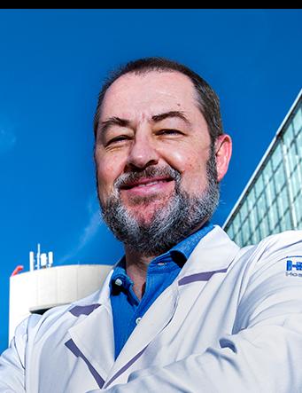 Es la foto de perfil de un ortopedista y traumatólogo pediátrico en Huixquilucan de Hospital Angeles Lomas. Usa una bata blanca con una camisa azul. Tiene los brazos cruzados.