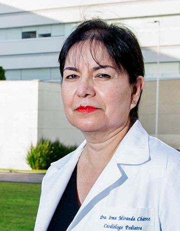 Es la foto de perfil de una cardióloga pediátrica en Ciudad de México de Hospital Angeles. La doctora viste una bata blanca con una playera negra, es de tez blanca y tiene el cabello corto y negro.