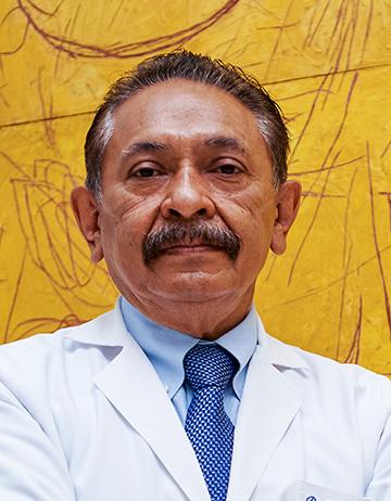 Es la foto de perfil de un internista en Ciudad de México de Hospital Angeles Lindavista. Tiene el cabello y bigote café oscuro. Usa una bata blanca con una corbata y camisa azul.