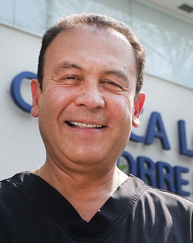 Es la foto de perfil de un oftalmólogo en Ciudad de México de Hospital Angeles Clínica Londres. Utiliza un uniforme negro.