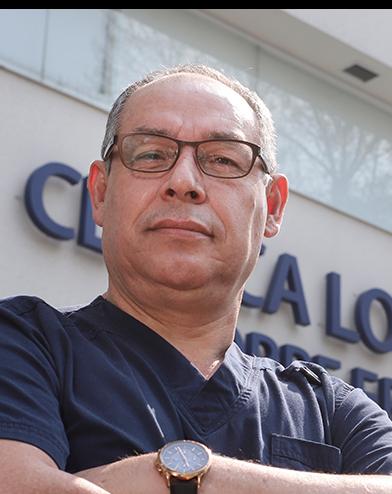 Es la foto de perfil de un neurólogo en Ciudad de México de Hospital Angeles Clínica Londres. Utiliza un uniforme azul marino, lentes y un reloj en la muñeca izquierda.