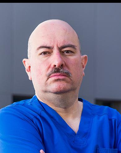 Es la foto de perfil de un neumólogo en Huixquilucan de Hospital Angeles Lomas. Usa un uniforme azul, es calvo y tiene bigote.