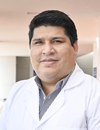 Es la foto de perfil de un neumólogo en León de Hospital Angeles León. Usa una bata blanca con una camisa negra y líneas blancas.