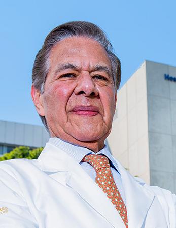 Es la foto de perfil de un ginecólogo y obstetra en Huixquilucan de Hospital Angeles Lomas. Usa una bata blanca, tiene camisa y una corbata.