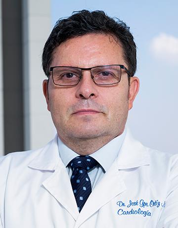 Es la foto de perfil de un cardiólogo intervencionista en Ciudad de México de Hospital Angeles Clínica Londres. Utiliza una bata blanca, camisa blanca con corbata. 