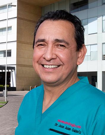 Es la foto de perfil de un radiólogo en Guadalajara de Hospital Angeles Del Carmen. Tiene un uniforme médico.