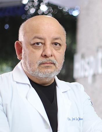 Es la foto de perfil de un especialista en fisiología digestiva, gastroenterólogo y cirujano general en Ciudad de México de Hospital Angeles Metropolitano. Usa una bata blanca con una camisa negra. Tiene el cabello y barba gris.