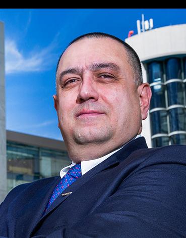 Es la foto de perfil de un cirujano general en Huixquilucan de Hospital Angeles Lomas. Usa un saco azul marino, camisa blanca y corbata azul.