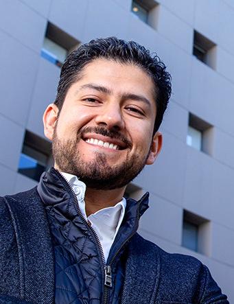 Es la foto de perfil de un urólogo en Huixquilucan de Hospital Angeles Lomas. Usa una chamarra azul con una camisa blanca. está sonriendo amablemente.