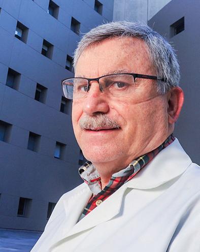 Es la foto de perfil de un endocrinólogo especialista en medicina interna en Huixquilucan de Hospital Angeles Lomas. Usa una camisa de colores, bata blanca, lentes y cabello canoso. 