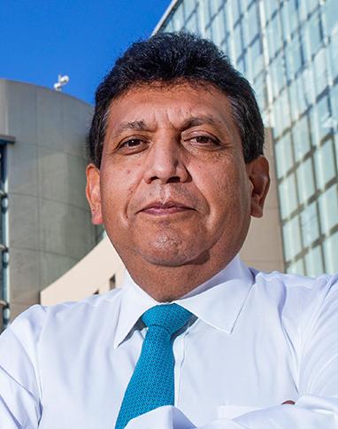 Es la foto de perfil de un ortopedista y traumatólogo en Huixquilucan de Hospital Angeles Lomas. Usa una camisa blanca con una corbata verde. Tiene los brazos cruzados.