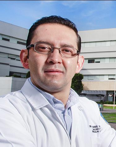 Es la foto de perfil de un neurólogo terapeuta endovascular en neurología en Ciudad de México de Hospital Angeles. El doctor viste una bata blanca y una camisa azul con rayas. 