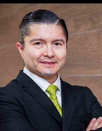 Es la foto de perfil de un hepatólogo y gastroenterólogo en Ciudad de México de Hospital Angeles Santa Mónica. Usa un saco negro con camisa blanca y corbata verde claro. Tiene el cabello negro y los brazos cruzados.