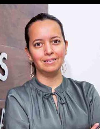 Es la foto de perfil de una pediatra y neonatóloga en Ciudad de México de Hospital Angeles Santa Mónica. Usa una blusa gris. Tiene el cabello recogido y café oscuro. Tiene los brazos cruzados.