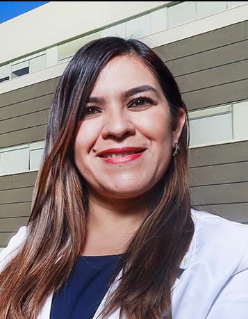 Es la foto de perfil de una internista y endocrinóloga en Ciudad de México de Hospital Angeles. La doctora tiene una bata blanca, blusa azul marino y cabello largo. 