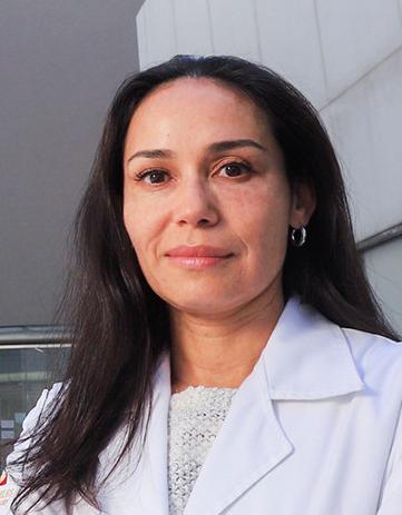 Es la foto de perfil de una neuróloga en Huixquilucan de Hospital Angeles Lomas. Tiene puesta una bata blanca con una blusa color hueso, su cabello es largo y negro.